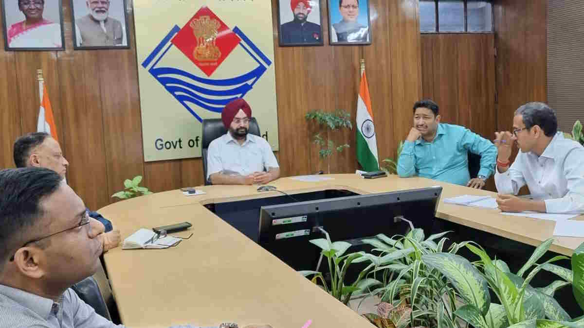 Chief Secretary Dr. Sandhu meeting Kedarnath heli service, FIR will filed against black marketeers Chief Secretary Dr. Sandhu meeting Kedarnath heli service, FIR will filed against black marketeers