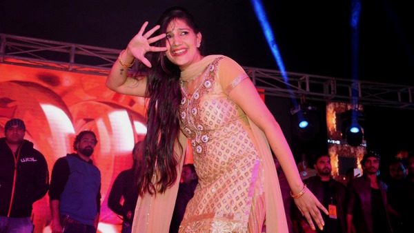 फिर सपना चौधरी ने बढ़वा ली अपनी फीस फिर सपना चौधरी ने बढ़वा ली अपनी फीस