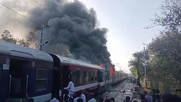 रतलाम से इंदौर जा रही डेमू ट्रेन के दो कोच में लगी आग, सभी यात्री सुरक्षित नीचे उतरे