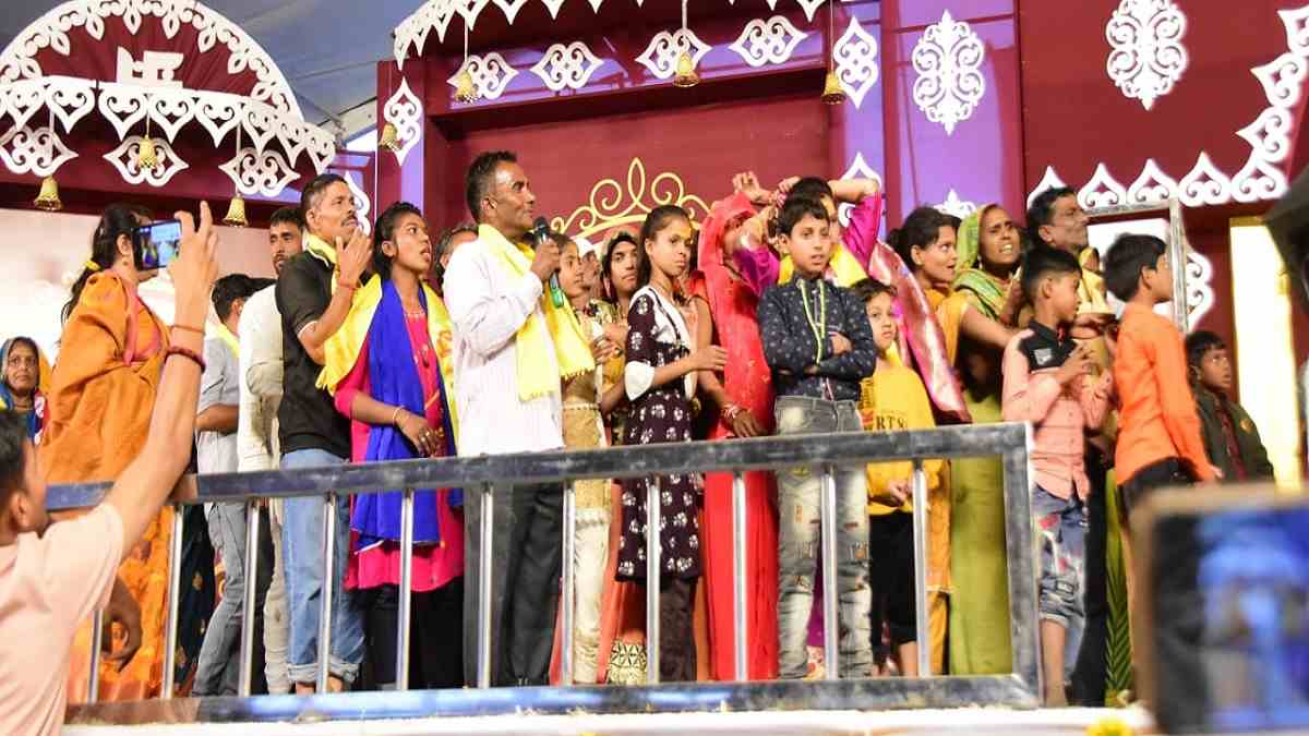 धीरेंद्र शास्त्री ने धर्मांतरण करने वालों की घर वापसी कराई धीरेंद्र शास्त्री ने धर्मांतरण करने वालों की घर वापसी कराई