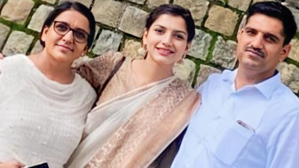 IAS Pari Bishnoi with mother father 