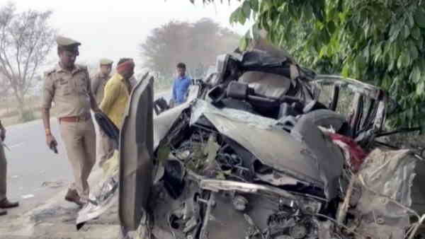 Shravasti Innova car of family going to funeral collided with tree 6 people died tragically
