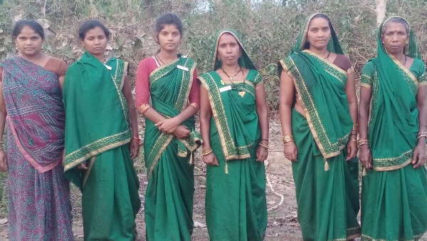 आग की लपटों से बचाने के लिए आगे आईं महिलाएं आग की लपटों से बचाने के लिए आगे आईं महिलाएं