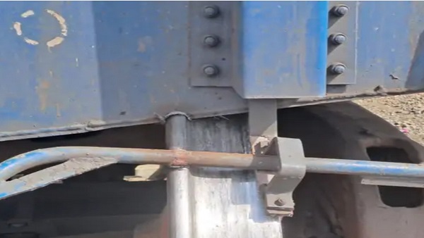 मालगाड़ी की ट्राॅली का पहिया पटरी पर घिसट रहा था, कर्मचारी ने देखा तो रुकवाई ट्रेन