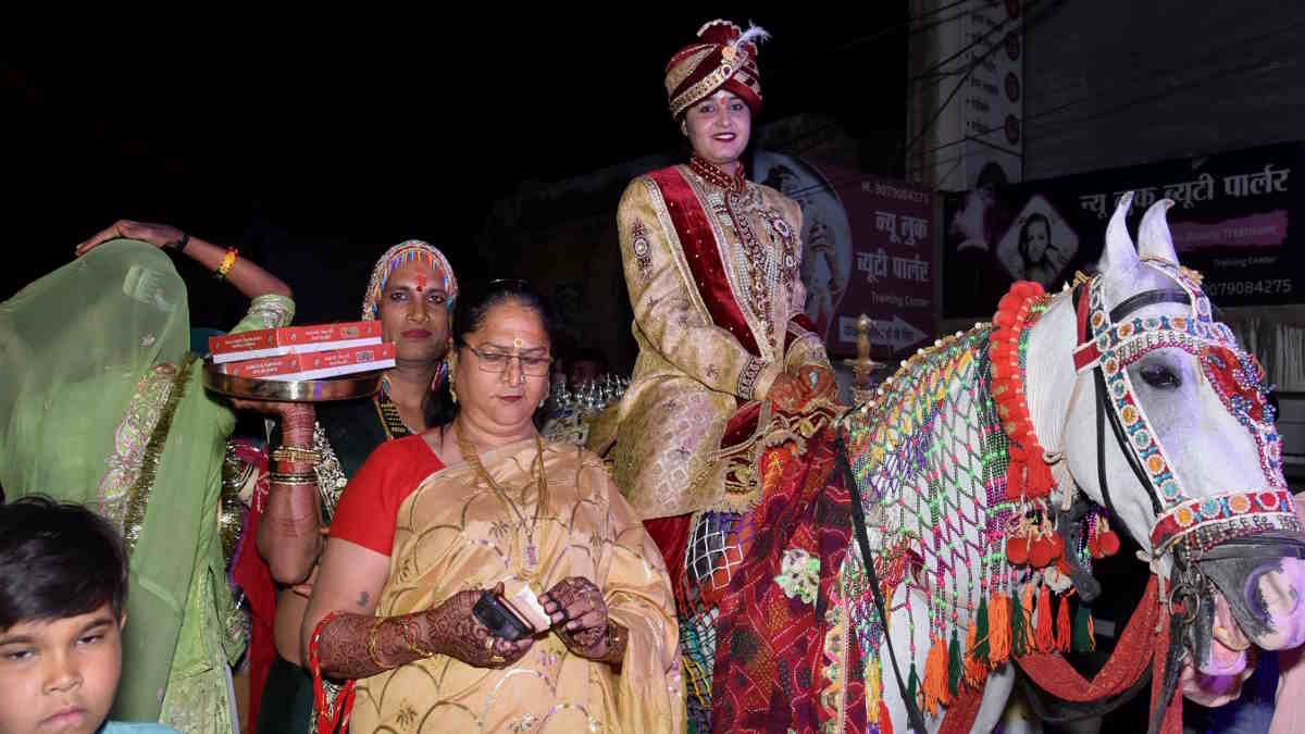  नकदी व बर्तन भेंट किए