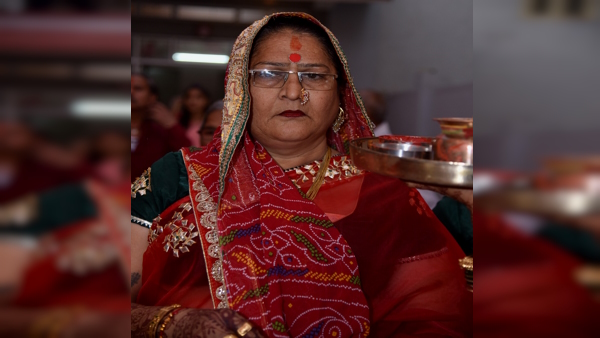  पूनम बुआ को दे रहे दुआएं