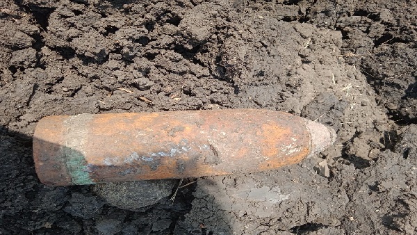 Sagar: हल चलाते समय खेत में निकला 100 साल पुराना ‘ बम