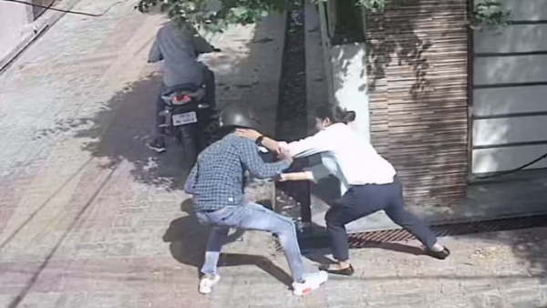 Lucknow chain snatcher taught a lesson by brave woman Preeti incident captured in CCTV