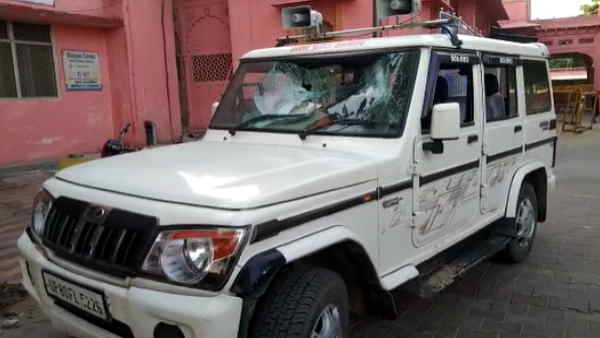 Mathura attack on mining officers team by mafias car damaged and 2 home guards seriously injured Mathura attack on mining officers team by mafias car damaged and 2 home guards seriously injured