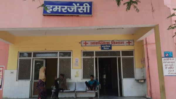 Mathura attack on mining officers team by mafias car damaged and 2 home guards seriously injured Mathura attack on mining officers team by mafias car damaged and 2 home guards seriously injured