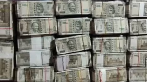 UP: गोरखपुर से नेपाल जा रही कार की डिक्की से निकले इतने नोट