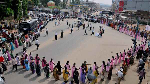 karnataka-elections-are-candidates-luring-voters-by-bribing-them-with-upi-ec-is-keeping-an-eye
