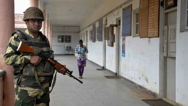 karnataka-elections-are-candidates-luring-voters-by-bribing-them-with-upi-ec-is-keeping-an-eye
