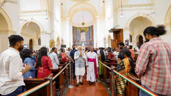 Kerala:BJP leaders reached bishops houses across the state on the occasion of Easter Sunday and fed cakes, partys campaign to connect with minorities