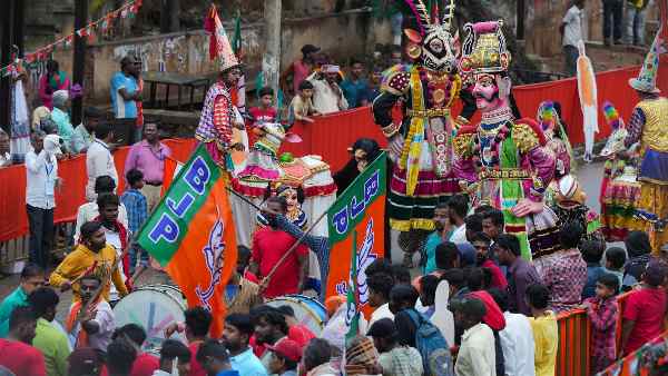 karnataka-elections-why-is-bjp-avoiding-projecting-lingayat-as-cm-face karnataka-elections-why-is-bjp-avoiding-projecting-lingayat-as-cm-face