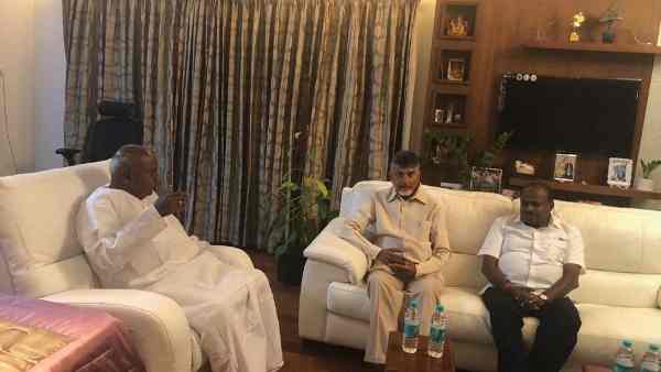 Nitish Kumar is being compared to Chandrababu Naidu, TDP leader, the ambassador of opposition unity in 2019, is now ready for alliance with BJP
