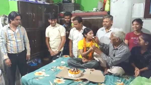 Noida Priya Singh topped the district by getting 92.40% marks in UP Board intermediate exams 