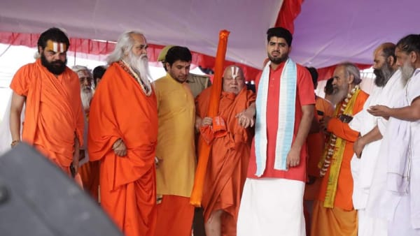 Rambhadracharya praises Narendra Modi