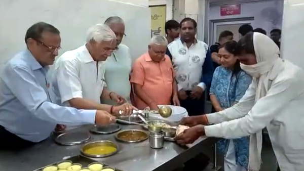 kanpur Free food Distribution in JK Cancer Institute Millions of people fed by RAM ROTI last 8 years kanpur Free food Distribution in JK Cancer Institute Millions of people fed by RAM ROTI last 8 years