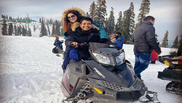 roman saini with wife 