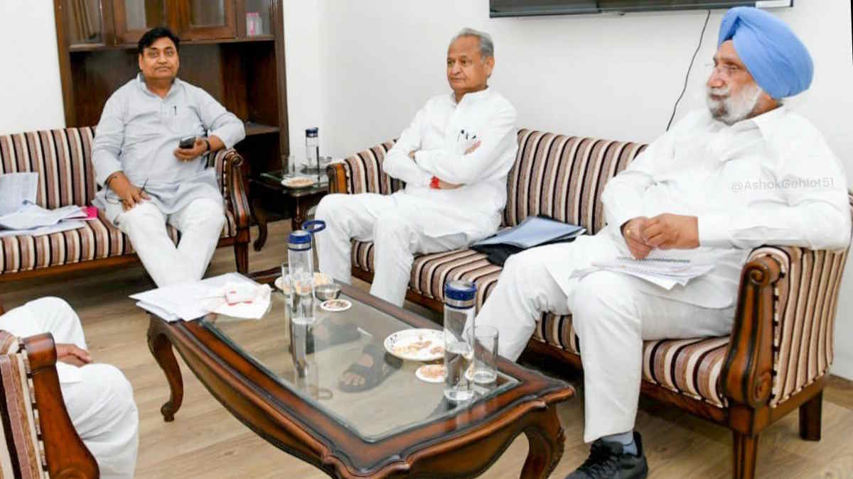 रंधावा का राजस्थान दौरा: हरिश मीना के परिचय में डोटासरा बोले-'इनसे मिलिए  ये हैं मानेसर रिटर्न' | Sukhjinder Singh Randhawa Rajasthan tour MLA Harish  Meena introduction as ...