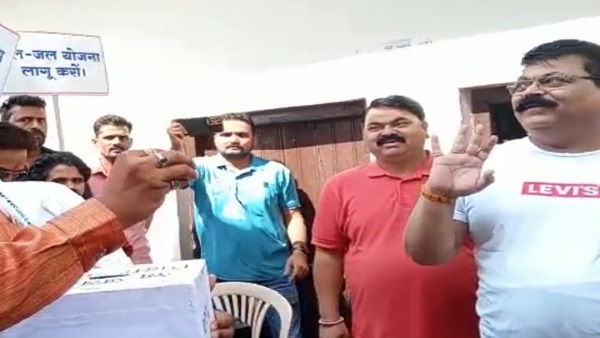 TKG भीख मांगने नपा अध्यक्ष के घर पहुंचे भाजपा पार्षद, बासी रोटी