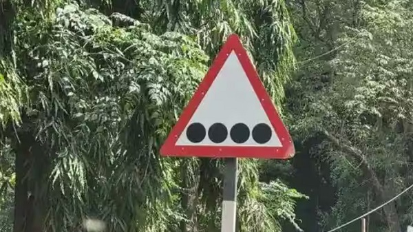 ट्रैफिक साइन बोर्ड में हैं काले रंग के चार गोले