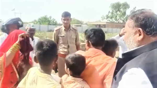 viral video 5 people on bike and 8 on scooty transport minister Dayashankar Singh stopped convoy viral video 5 people on bike and 8 on scooty transport minister Dayashankar Singh stopped convoy
