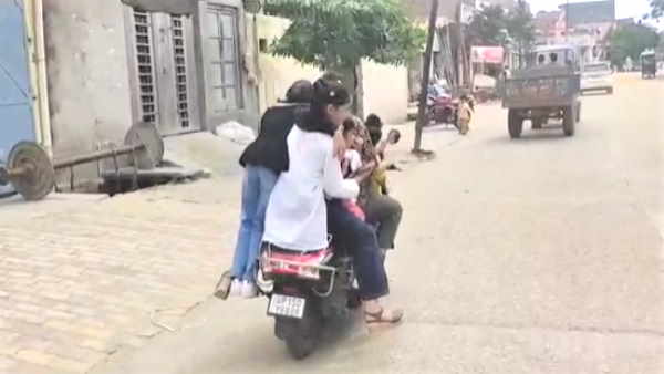 viral video 5 people on bike and 8 on scooty transport minister Dayashankar Singh stopped convoy viral video 5 people on bike and 8 on scooty transport minister Dayashankar Singh stopped convoy