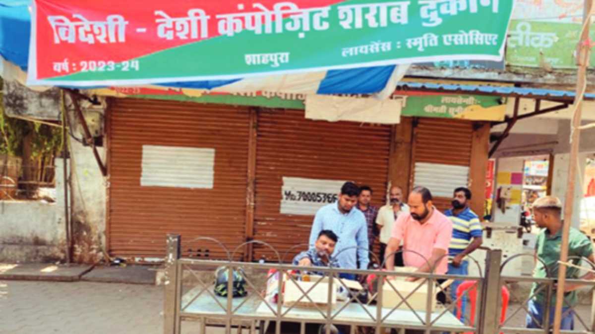 भोपाल में किराए पर नहीं मिली दुकान तो सड़क पर ही लगा दी टेबल भोपाल में किराए पर नहीं मिली दुकान तो सड़क पर ही लगा दी टेबल