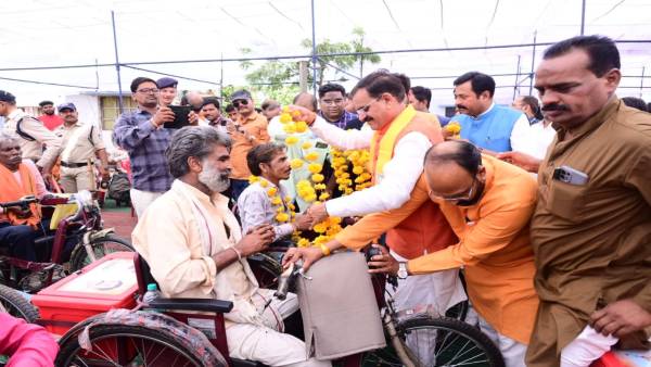 VD शर्मा ने ट्रायसिकल वितरित की