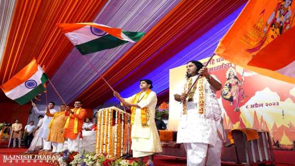 बागेश्वर धाम के पीठाधीश्वर को बताया छोटा भाई