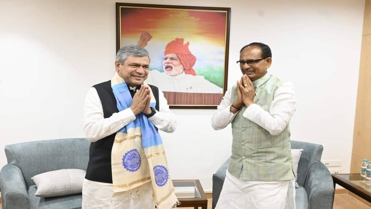 CM शिवराज ने दिल्ली में रेल मंत्री से की मुलाकात CM शिवराज ने दिल्ली में रेल मंत्री से की मुलाकात