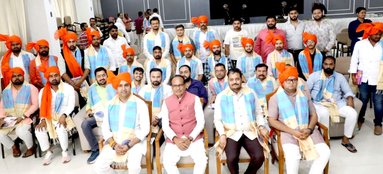 BJP मोर्चा के प्रतिनिधियों से शिवराज की मुलाकात BJP मोर्चा के प्रतिनिधियों से शिवराज की मुलाकात