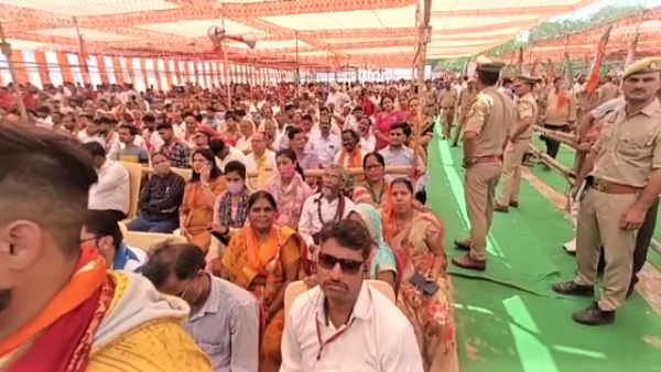 Hema Malini welcomed CM Yogi in a public meeting in Mathura campaining for nikay chunav 2023