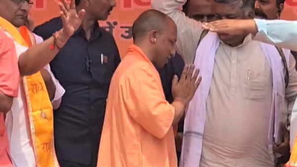 Hema Malini welcomed CM Yogi in a public meeting in Mathura campaining for nikay chunav 2023