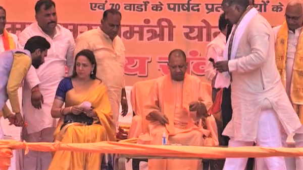 Hema Malini welcomed CM Yogi in a public meeting in Mathura campaining for nikay chunav 2023