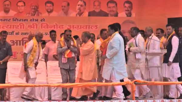 Hema Malini welcomed CM Yogi in a public meeting in Mathura campaining for nikay chunav 2023