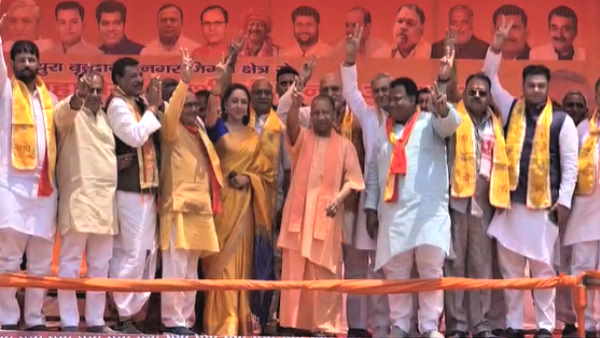 Hema Malini welcomed CM Yogi in a public meeting in Mathura campaining for nikay chunav 2023