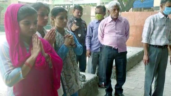 Aligarh three daughters perform last rites gave the main fire to the father