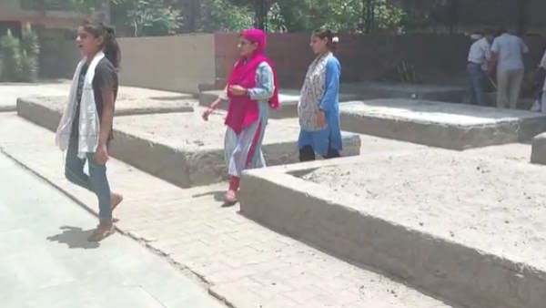 Aligarh three daughters perform last rites gave the main fire to the father