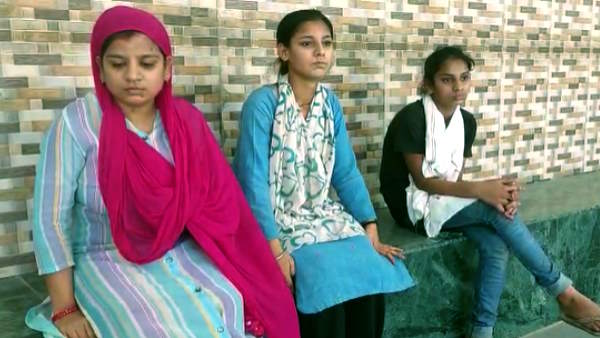 Aligarh three daughters perform last rites gave the main fire to the father