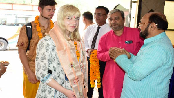 Foreign students sang Bollywood songs 31 students 13 countries reached Agra ICCR Hindi Vishwa Yatra