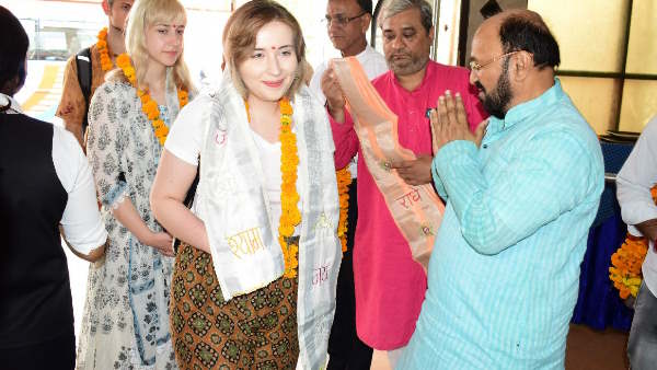 Foreign students sang Bollywood songs 31 students 13 countries reached Agra ICCR Hindi Vishwa Yatra