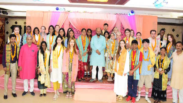 Foreign students sang Bollywood songs 31 students 13 countries reached Agra ICCR Hindi Vishwa Yatra