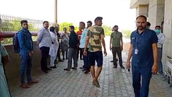 Aligarh 17 year old 12th class student shot dead outside school 25 thousand given to accused murder