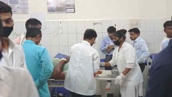 fight between two groups discussing Mafia Atiq Ahmed murder case 2 people injured in stone pelting 