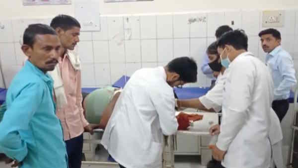 fight between two groups discussing Mafia Atiq Ahmed murder case 2 people injured in stone pelting 