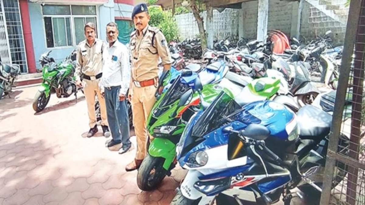 Police seized eight two wheelers including BMW bike doing stunts on VIP road Police seized eight two wheelers including BMW bike doing stunts on VIP road