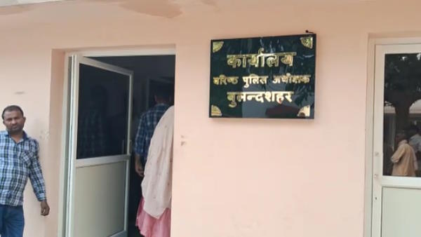 Bulandshahr 1.5 lakh cat stolen from transport company, while going Hyderabad from Delhi Bulandshahr 1.5 lakh cat stolen from transport company, while going Hyderabad from Delhi